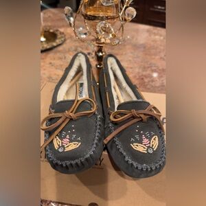 Minnetonka For Free People Embroidered Gray Moccasins ✨✨✨